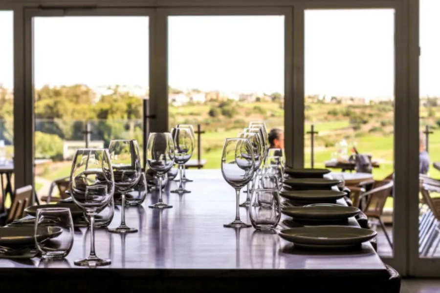 שולחן ועליו צלחות וכוסות יין במסעדת השף הכשרה "מריפוסה"