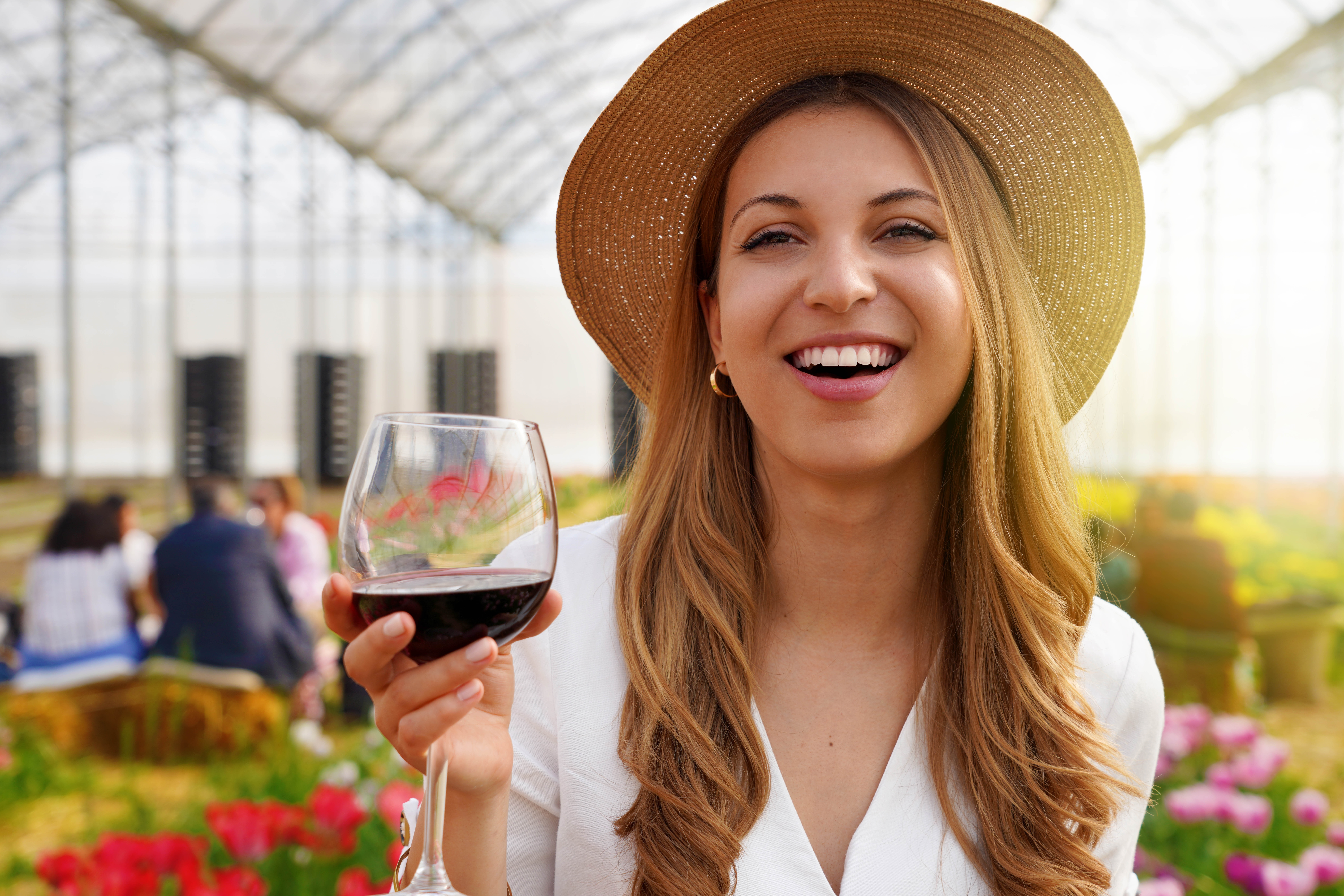 אישה אוחזת בכוס יין במסגרת פסטיבל "דרום אדום 2023"