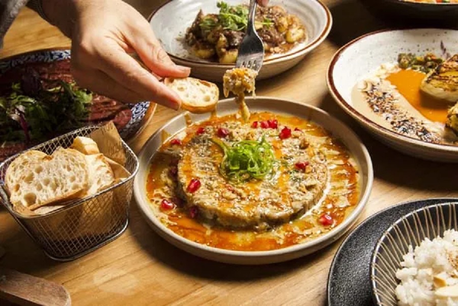 מנה במסעדה הצפונית nice to meat איש רוכן וטובל פיסת לחם בתבשיל במסעדה הצפונית nice to meat