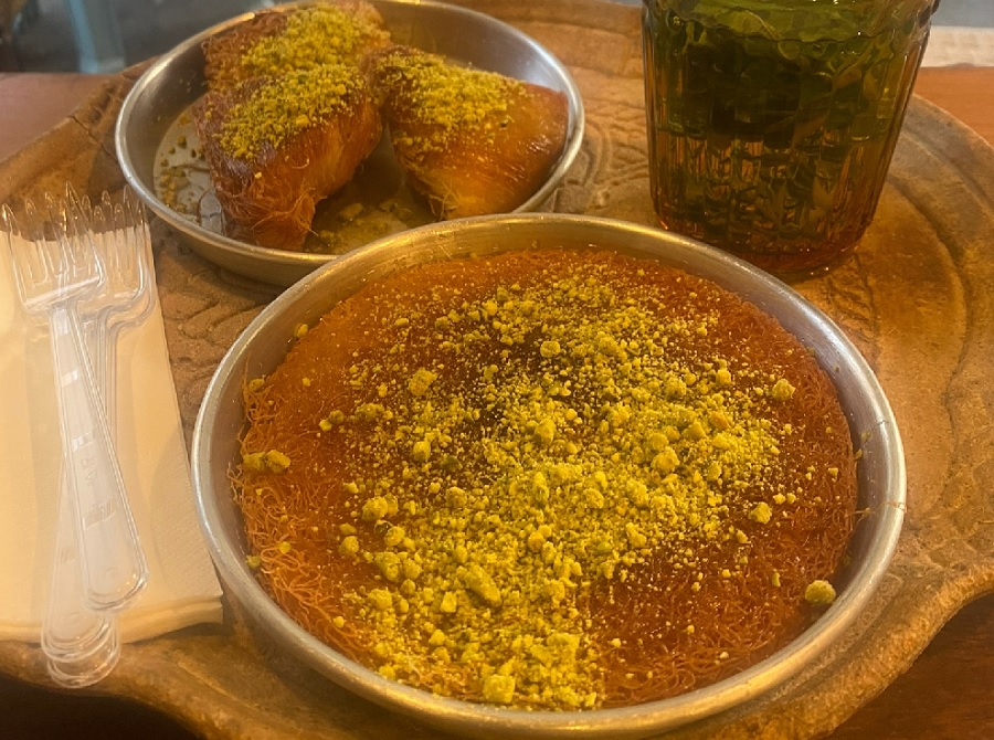 שתי מנות כנאפה מוגשות בכלים עגולים במסעדת "כנאפה תלפיות" בשוק תלפיות בחיפה