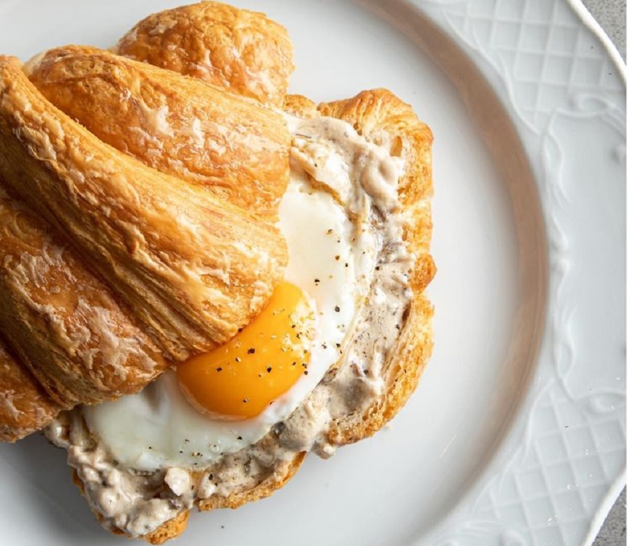 מנת קראוסון ביצה וגביה לכבוד "יום הקרואסון הבין לאומי" בקפה ליון