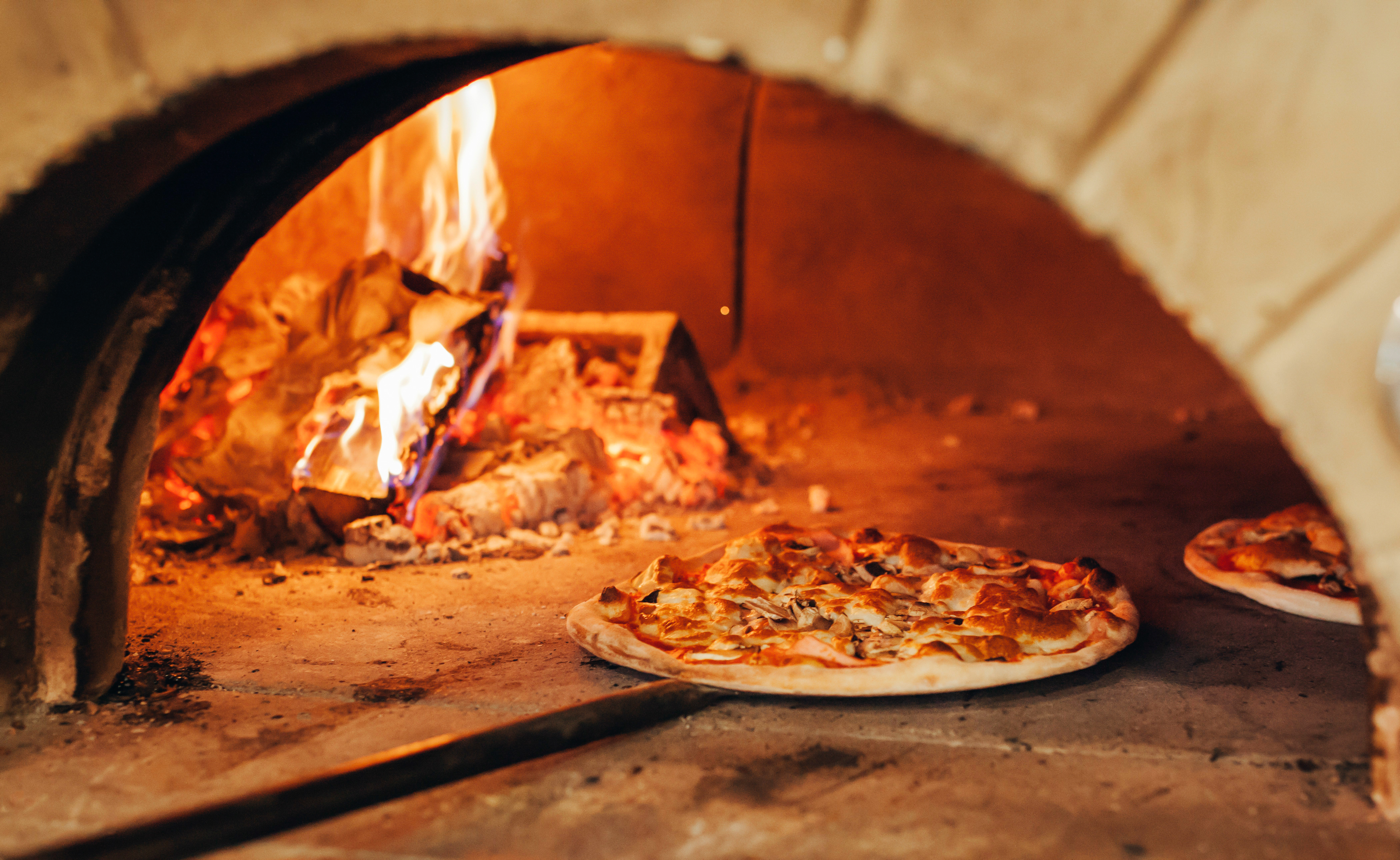 פיצה נאפת בתנור לבנים לכבוד יום הפיצה הבין לאומי