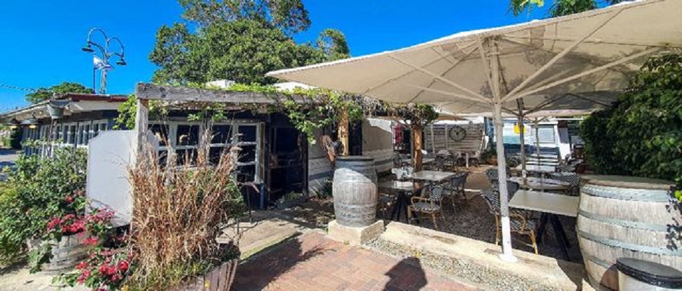 מוסד ליד הים - מועדון ארוחת בוקר 