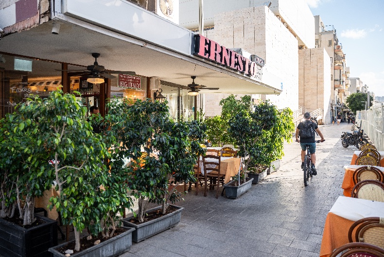 ארנסטותל אביב