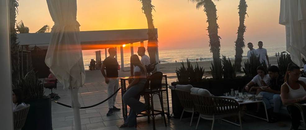  קפה ללוש בבת ים: אוכל וקוטיילים מול הים