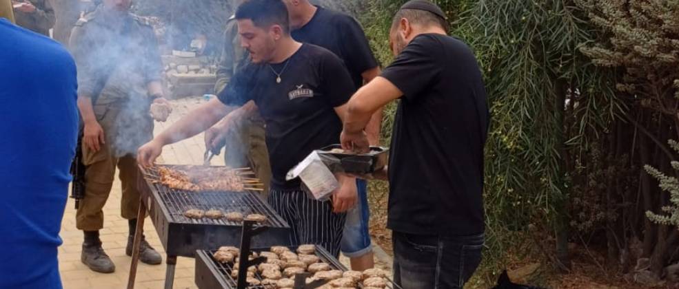 קישור לכתבה בשם מבצע חרבות ברזל: המסעדות והשפים שמתגייסים למען העם מבצע חרבות ברזל: המסעדות והשפים שמתגייסים למען העם