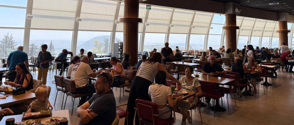 קישור לכתבה בשם מה נאכל היום? הכל! נויפלד במרכזה מה נאכל היום? הכל! נויפלד במרכזה